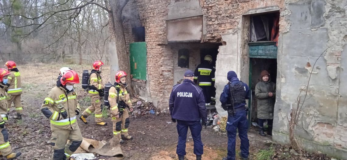 Interwencja strażaków w Sławięcicach. Zadymienie w starej ruderze  