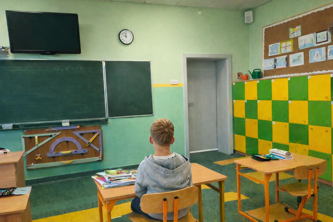 Jak ktoś jeszcze raz trzaśnie szafką, to trzasnę w łeb! - powiedziała nauczycielka i uderzyła ucznia