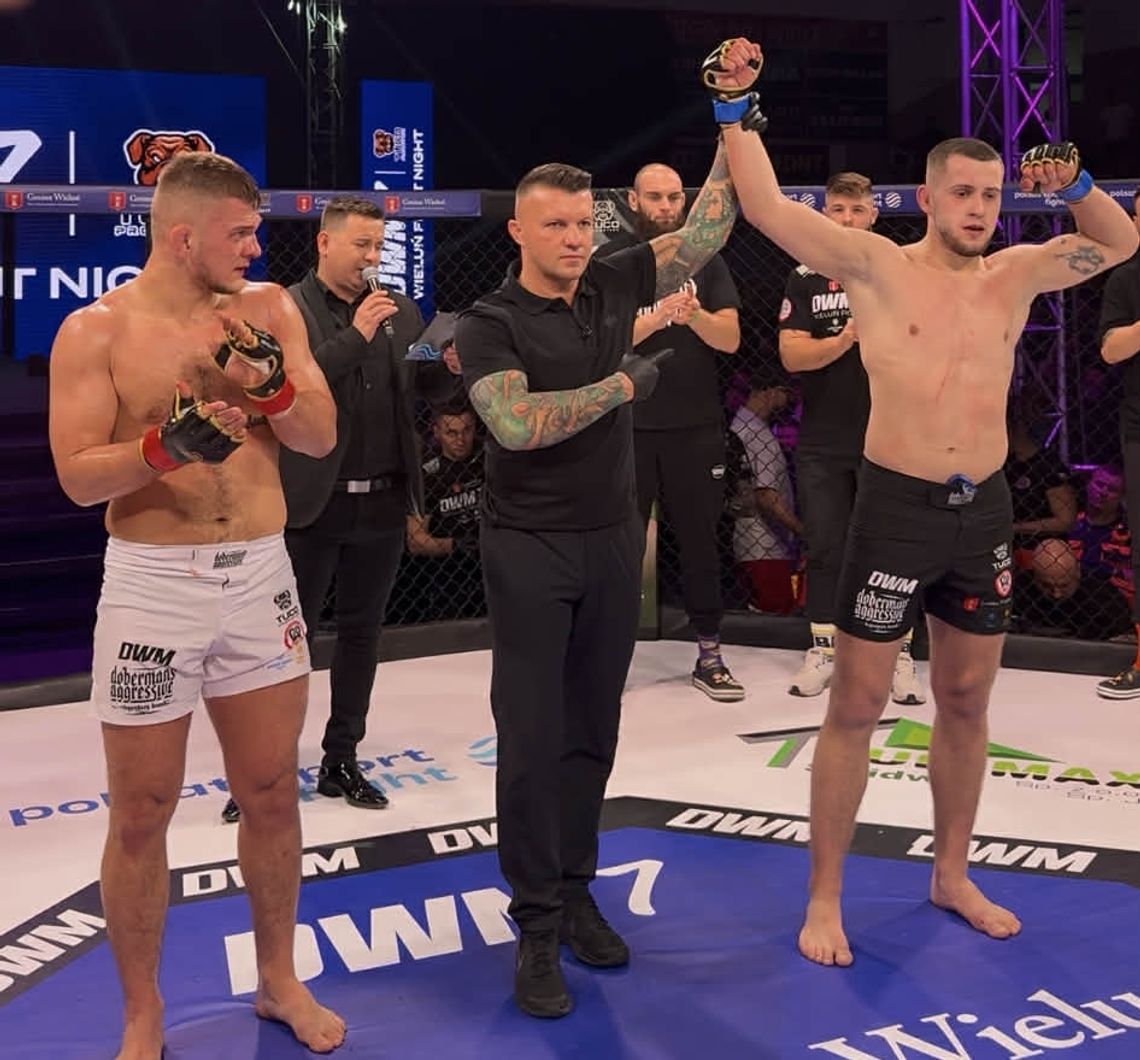 Jakub Lubas wygrywa rewanż na gali DWM 7 - Wieluń Fight Night. Efektowne zwycięstwo przed czasem