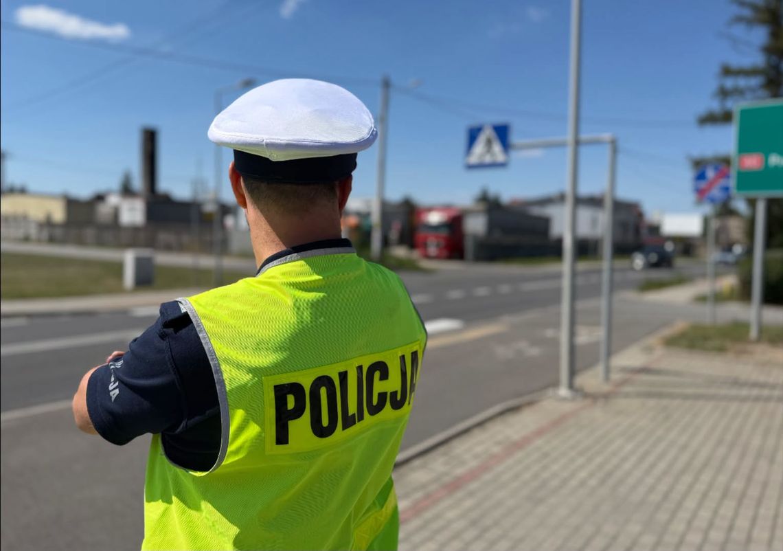 Jechał skodą po chodniku stwarzając zagrożenie dla pieszych. 48-latek nigdy nie miał prawa jazdy
