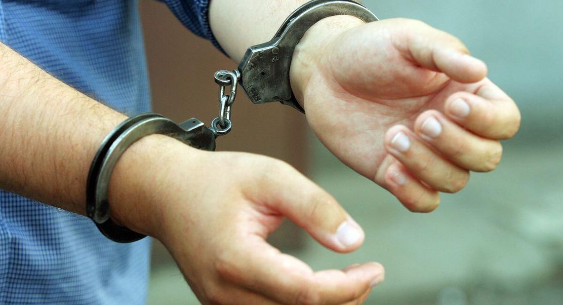 Jednego poszukiwanego złapali na patrolu, drugi wpadł przez głośną muzykę