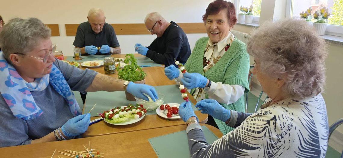 Jesień na talerzu, czyli kulinarne czary-mary u kędzierzyńskich seniorów. ZDJĘCIA