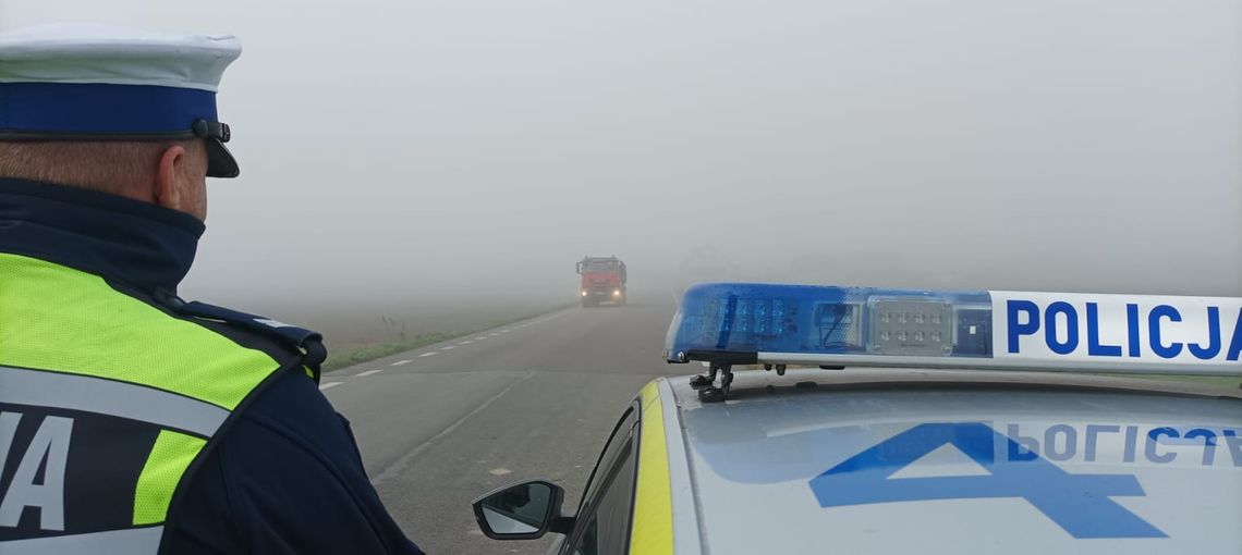 Jesienna pogoda bywa kapryśna. Policja radzi, jak zachować bezpieczeństwo na drogach