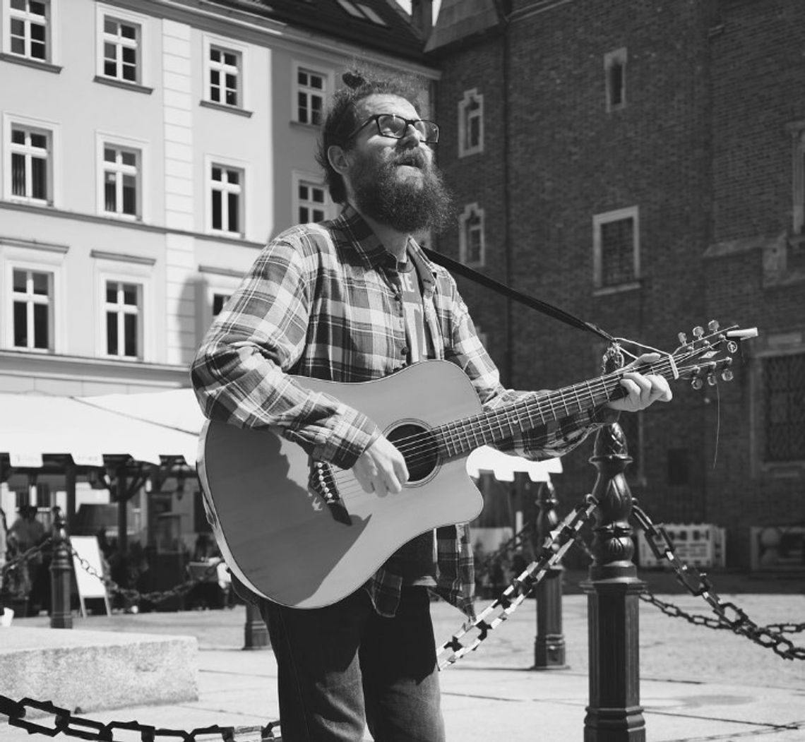 Kameleon rusza z letnim cyklem "Bliżej Street art’u"! Wystąpi Dawid Bielas, człowiek ulicznego grania