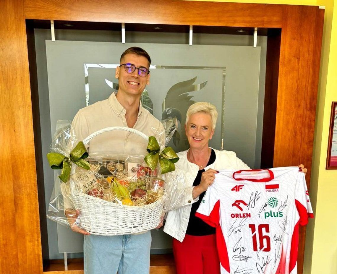 Kami Semeniuk - świeżo upieczony siatkarski mistrz Europy - z wizytą w magistracie. FOTO Kami Semeniuk - świeżo upieczony siatkarski mistrz Europy - z wizytą w magistracie. FOTO
