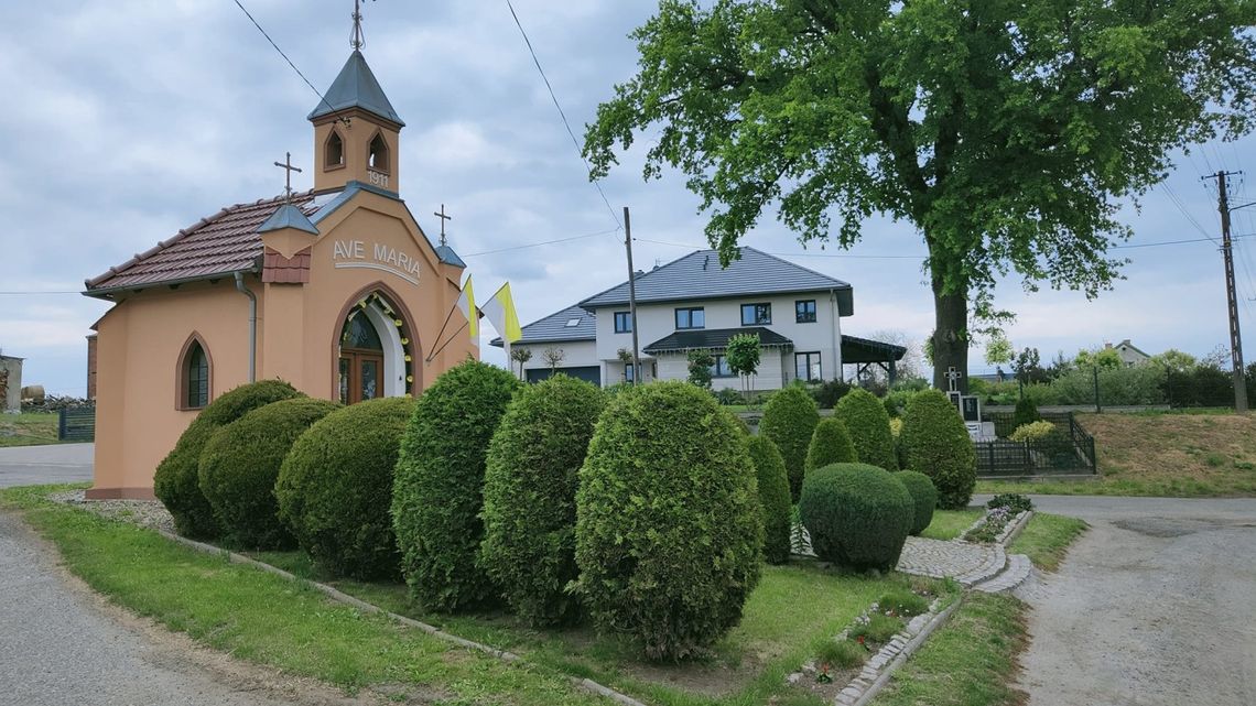 Kapliczka w Roszowicach już jest nie do poznania