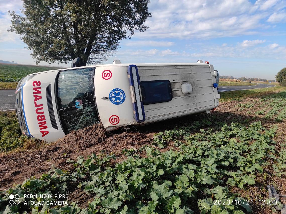 Karetka transportująca krew wypadła z drogi i przewróciła się na bok Karetka transportująca krew wypadła z drogi i przewróciła się na bok