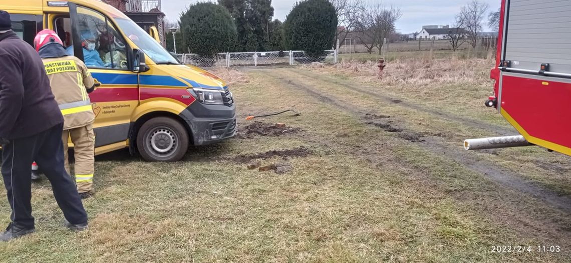 Karetka z pacjentką ugrzęzła w błocie. Interweniowała straż pożarna