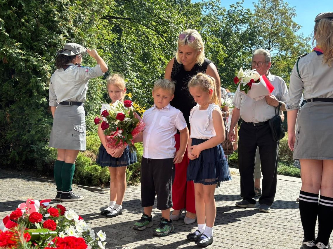 Kędzierzyn-Koźle pamięta: hołd ofiarom II wojny światowej w Parku Pojednania. ZDJĘCIA