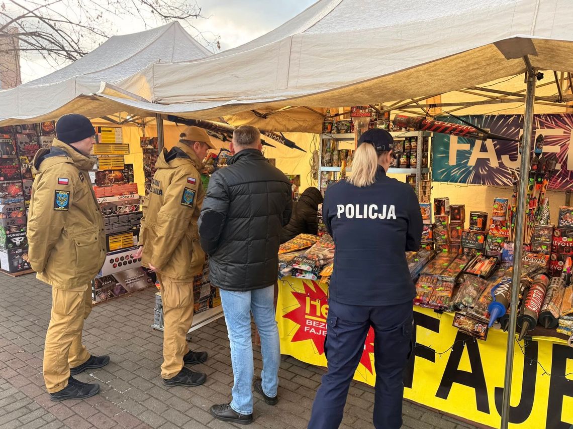 Kędzierzyn-Koźle: policjanci i strażacy kontrolują punkty sprzedaży fajerwerków Kędzierzyn-Koźle: policjanci i strażacy kontrolują punkty sprzedaży fajerwerków