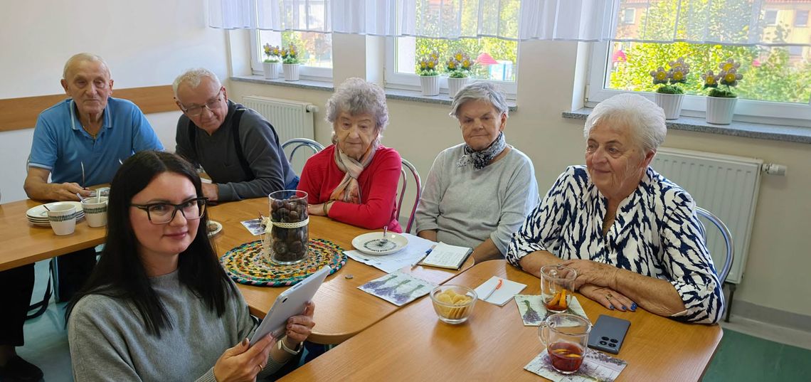 Kędzierzyńscy seniorzy po warsztatach. Absolutnym hitem była sztuczna inteligencja. ZDJĘCIA Kędzierzyńscy seniorzy po warsztatach. Absolutnym hitem była sztuczna inteligencja. ZDJĘCIA