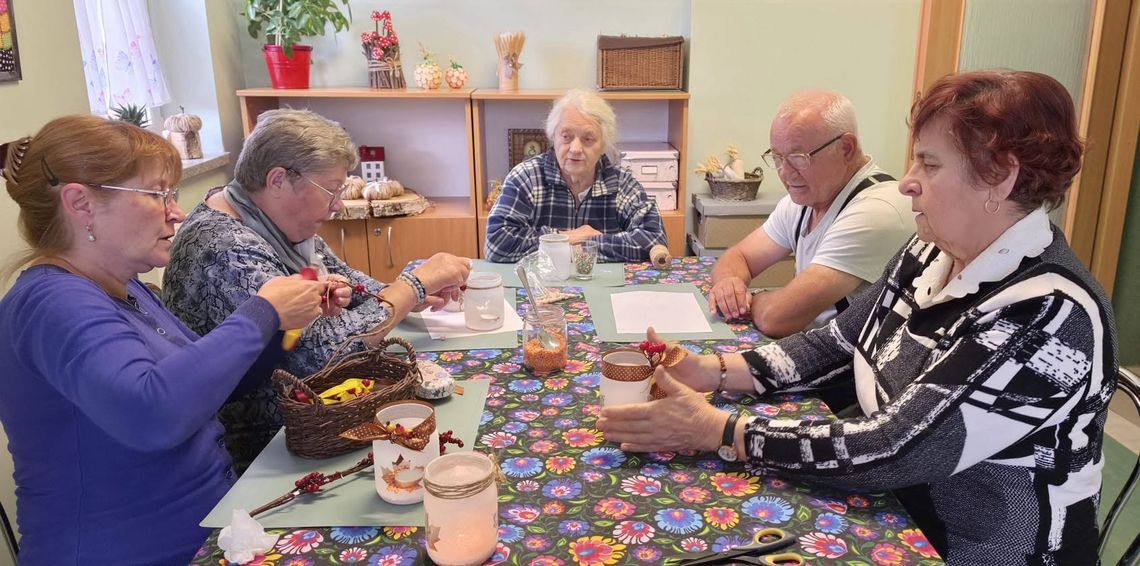 Kędzierzyńscy seniorzy zamienili stare słoiki w klimatyczne lampiony! Kędzierzyńscy seniorzy zamienili stare słoiki w klimatyczne lampiony!