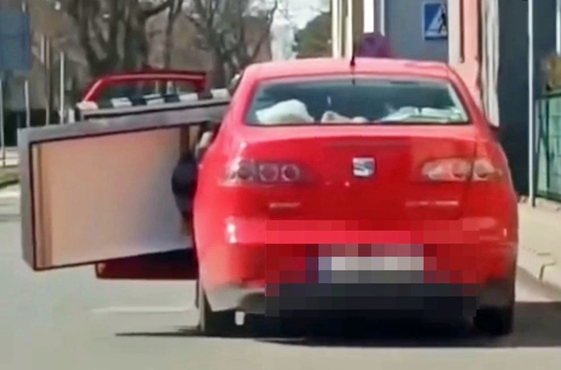 Otwarte drzwi auta, wystająca kanapa. Ryzykowna jazda nagrana, zgłoszona i zakończona mandatem. WIDEO Otwarte drzwi auta, wystająca kanapa. Ryzykowna jazda nagrana, zgłoszona i zakończona mandatem. WIDEO