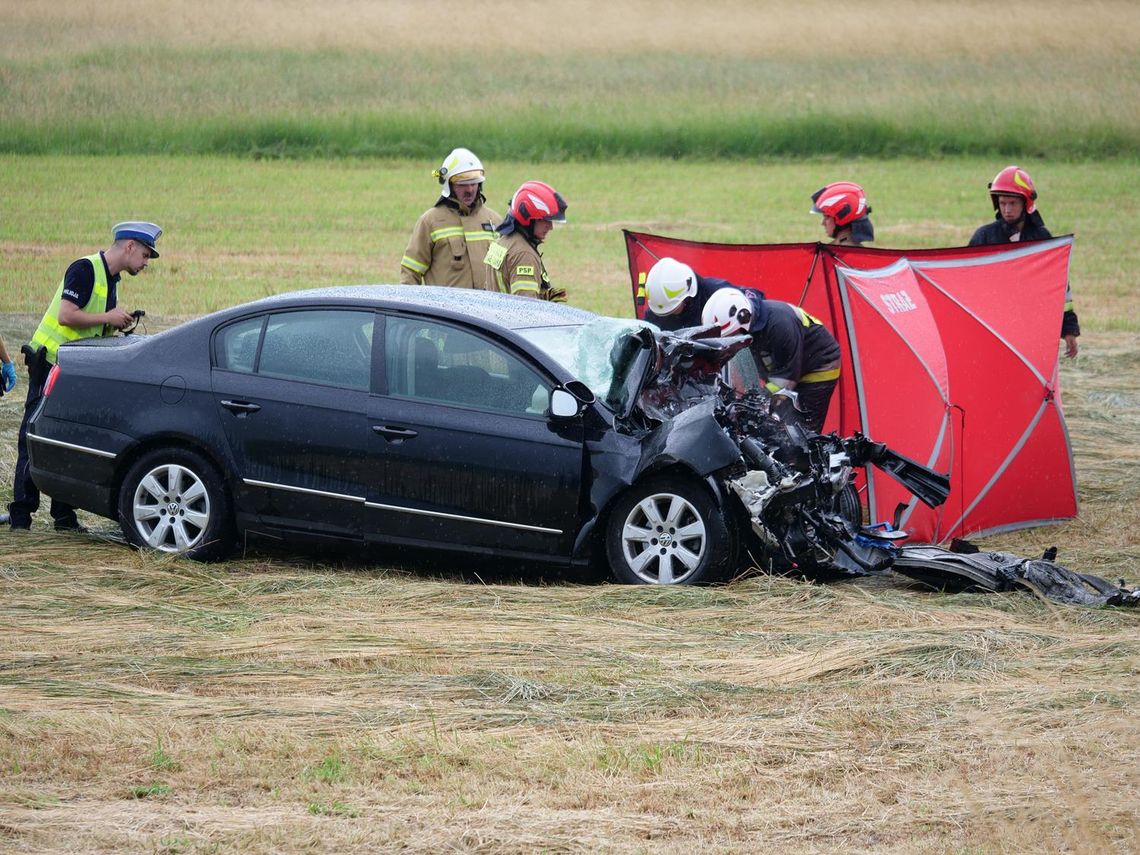Kierowca z niewyjaśnionych przyczyn zjechał na przeciwległy pas Kierowca z niewyjaśnionych przyczyn zjechał na przeciwległy pas