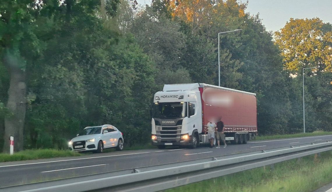 Kierowca audi uderzył w ciężarówkę, by uniknąć czołówki. Niebezpieczna sytuacja na obwodnicy Kierowca audi uderzył w ciężarówkę, by uniknąć czołówki. Niebezpieczna sytuacja na obwodnicy