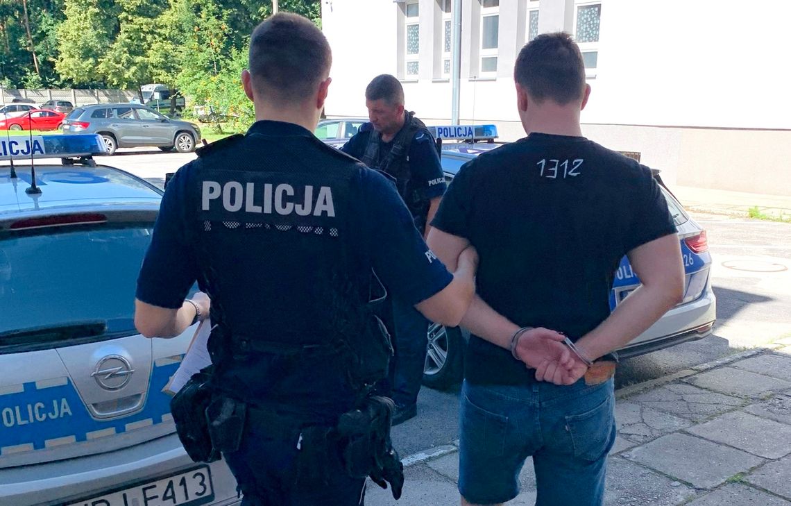 Kierowca Audi zamienił się miejscem z pasażerem, bo miał cztery sądowe zakazy prowadzenia pojazdów