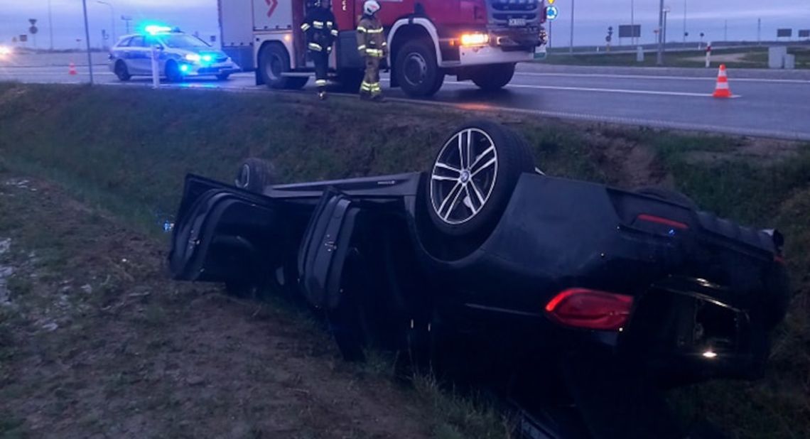 Kierowca BMW stracił panowanie nad pojazdem i dachował
