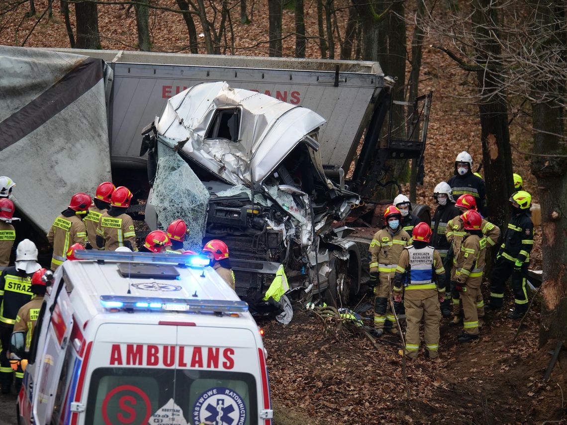 Kierowca ciężarówki, który rozbił pojazd na DW 408 zmarł w szpitalu