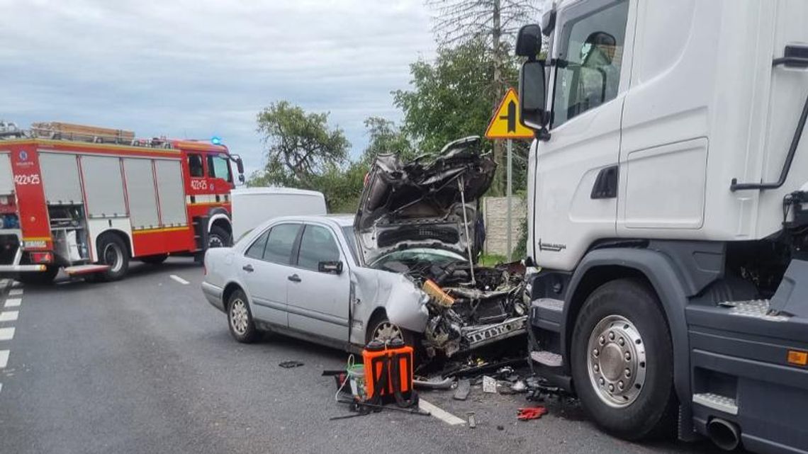 Kierowca mercedesa zasnął za kierownicą i uderzył w ciężarówkę przewożącą 6 ton jajek