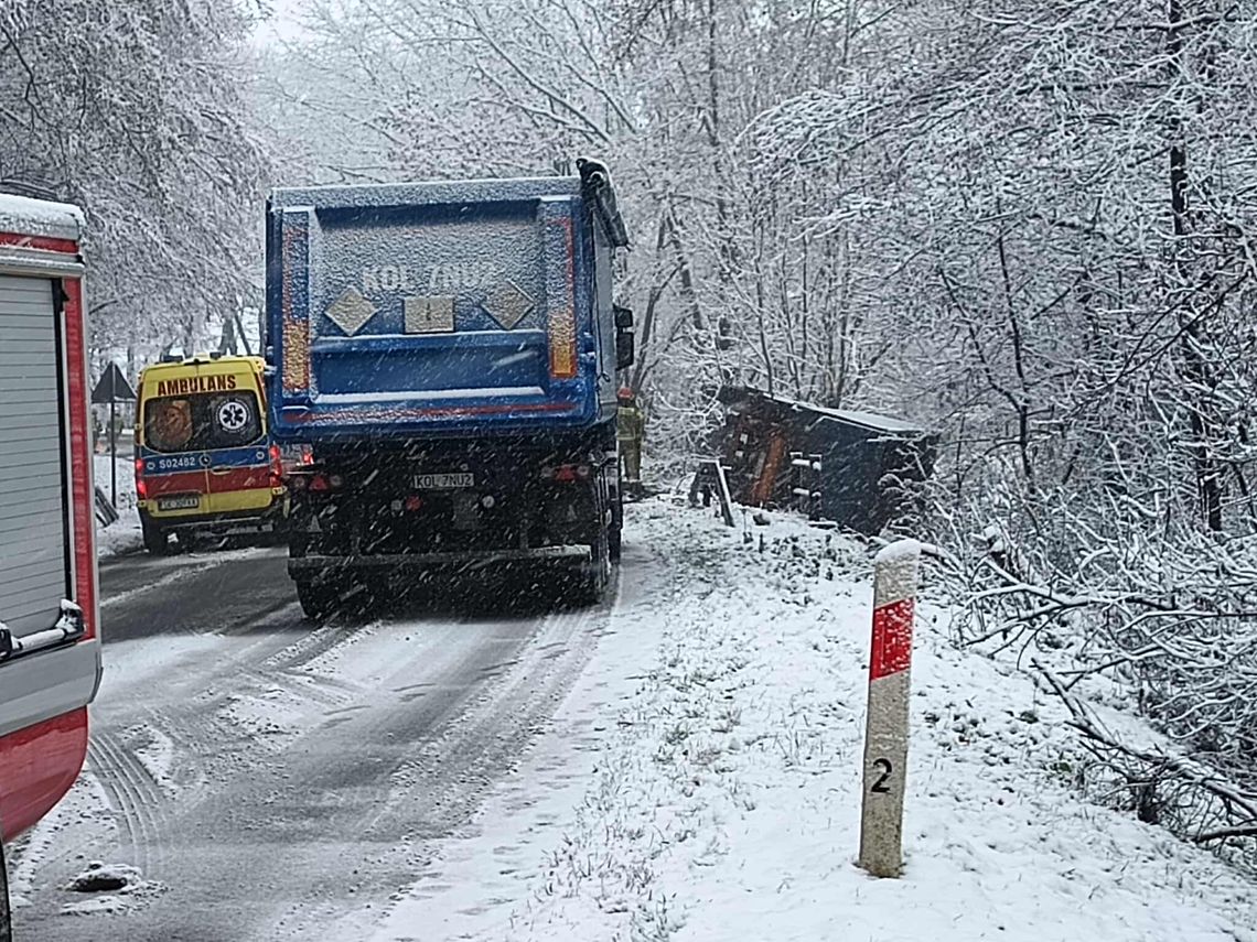 Kierowca osobowego fiata doprowadził do czołówki z ciężarowym volvo. Trzy osoby trafiły do szpitala Kierowca osobowego fiata doprowadził do czołówki z ciężarowym volvo. Trzy osoby trafiły do szpitala
