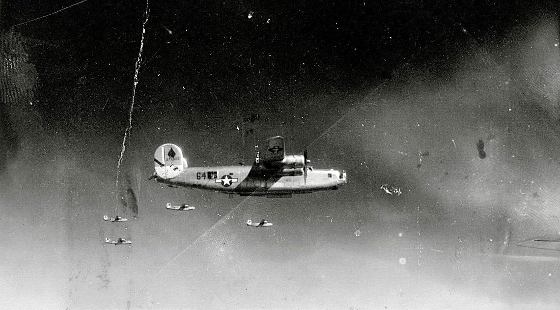 Kierowca pługa leśnego trafił na szczątki amerykańskiego bombowca Liberator Kierowca pługa leśnego trafił na szczątki amerykańskiego bombowca Liberator