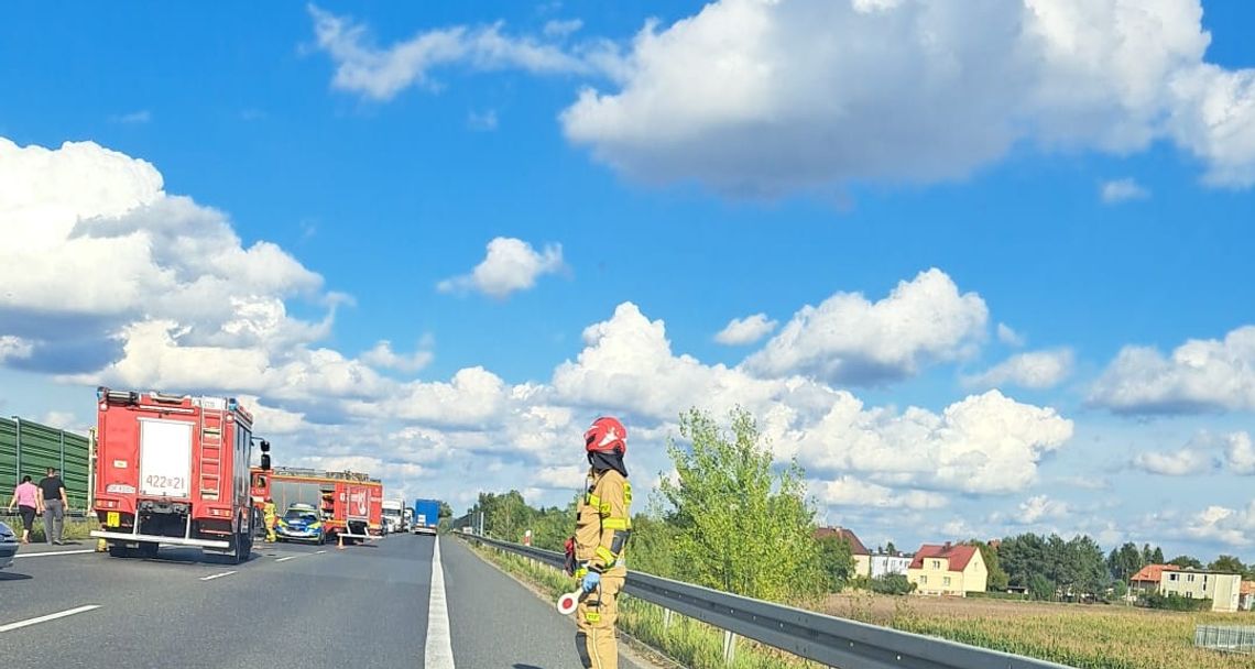 Kierowca renault najechał na tył audi. Kolizja na DK 40