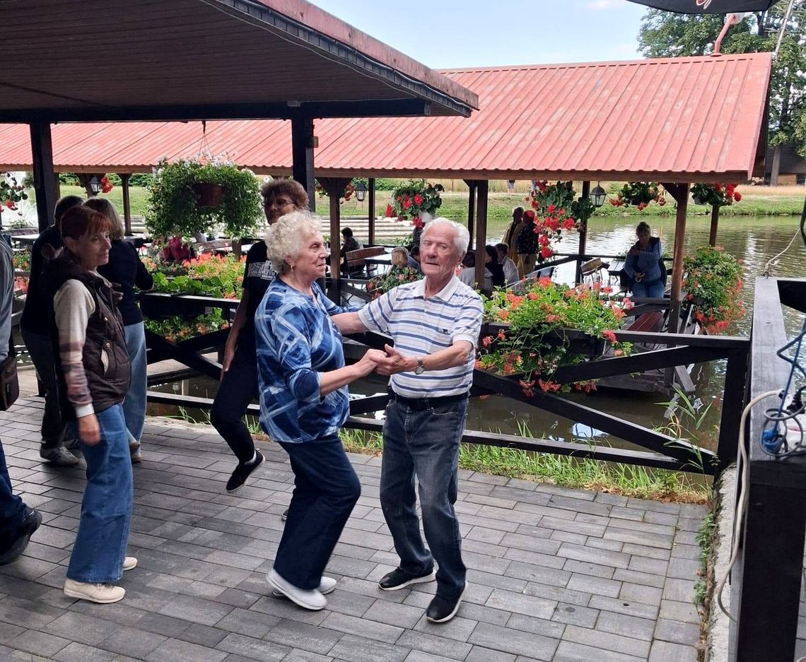 Kilkudziesięciu kozielskich seniorów na rybce w Moszczance. ZDJĘCIA Kilkudziesięciu kozielskich seniorów na rybce w Moszczance. ZDJĘCIA