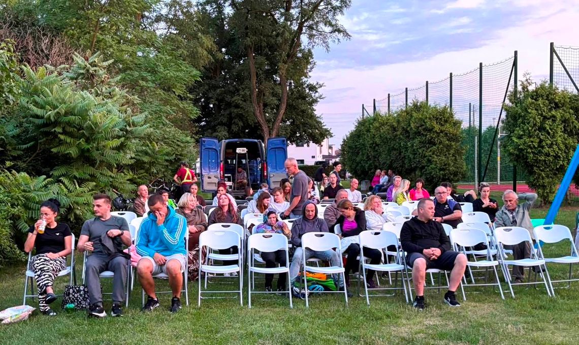 Kino plenerowe na osiedlu Kuźniczka. ZDJĘCIA