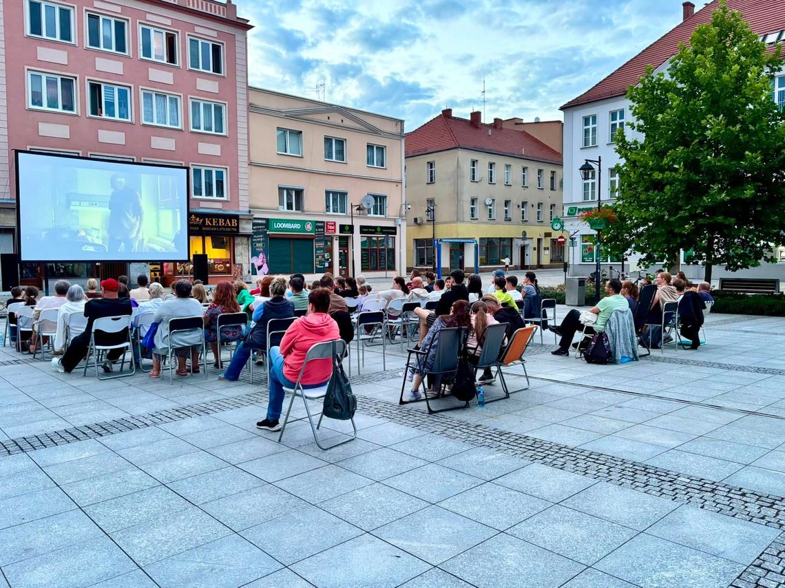 Kino pod chmurką znów przyciągnęło mieszkańców. Filmowy wieczór odbył się na kozielskim rynku