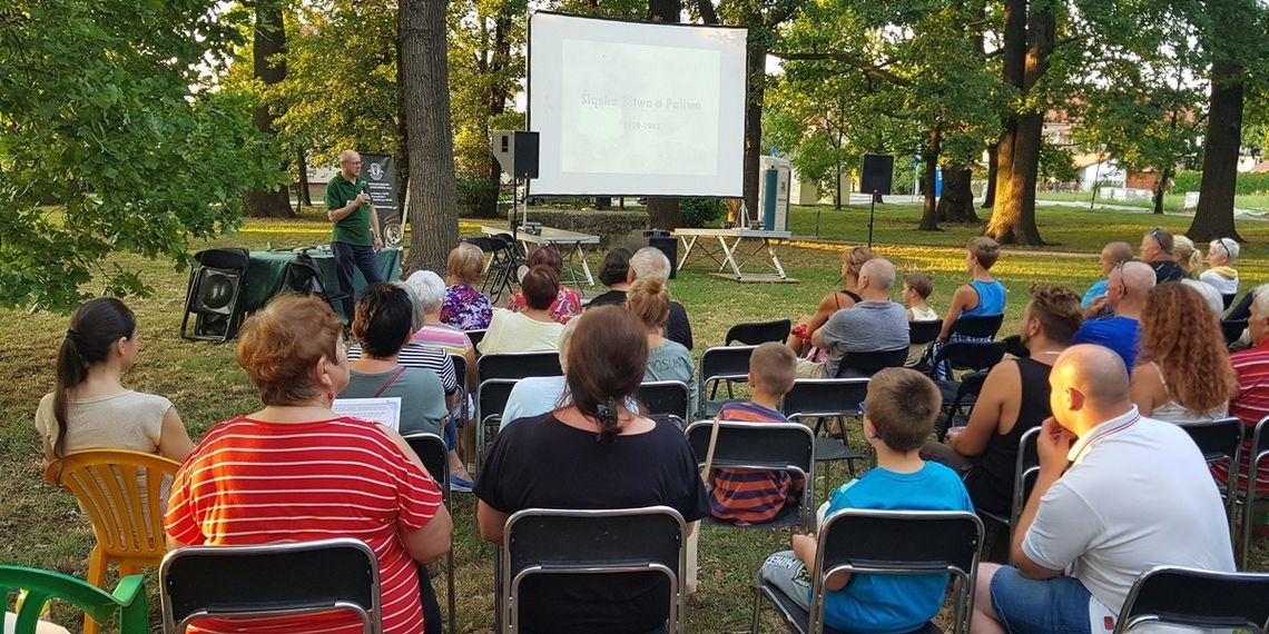 „Kino pod Dębem” na Skwerze Bartoszewskiego w kozielskim parku