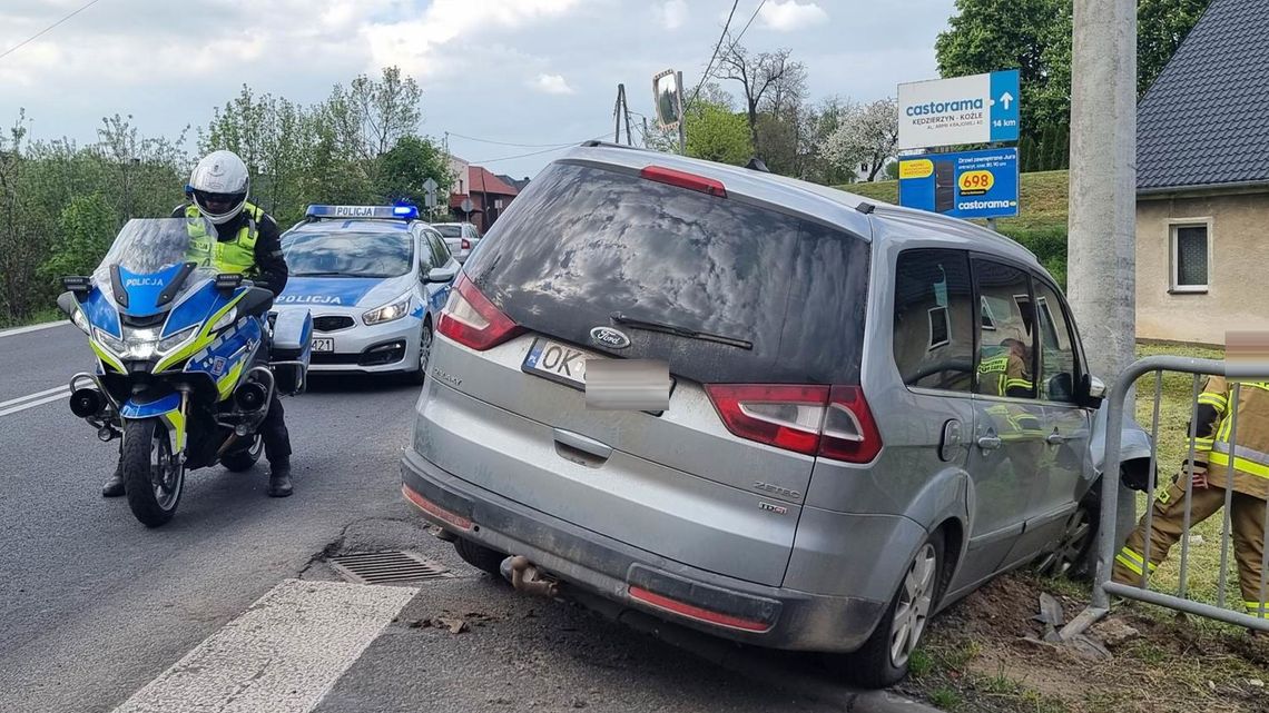 Kobieta straciła panowanie nad pojazdem. Ford uderzył w betonowy słup Kobieta straciła panowanie nad pojazdem. Ford uderzył w betonowy słup