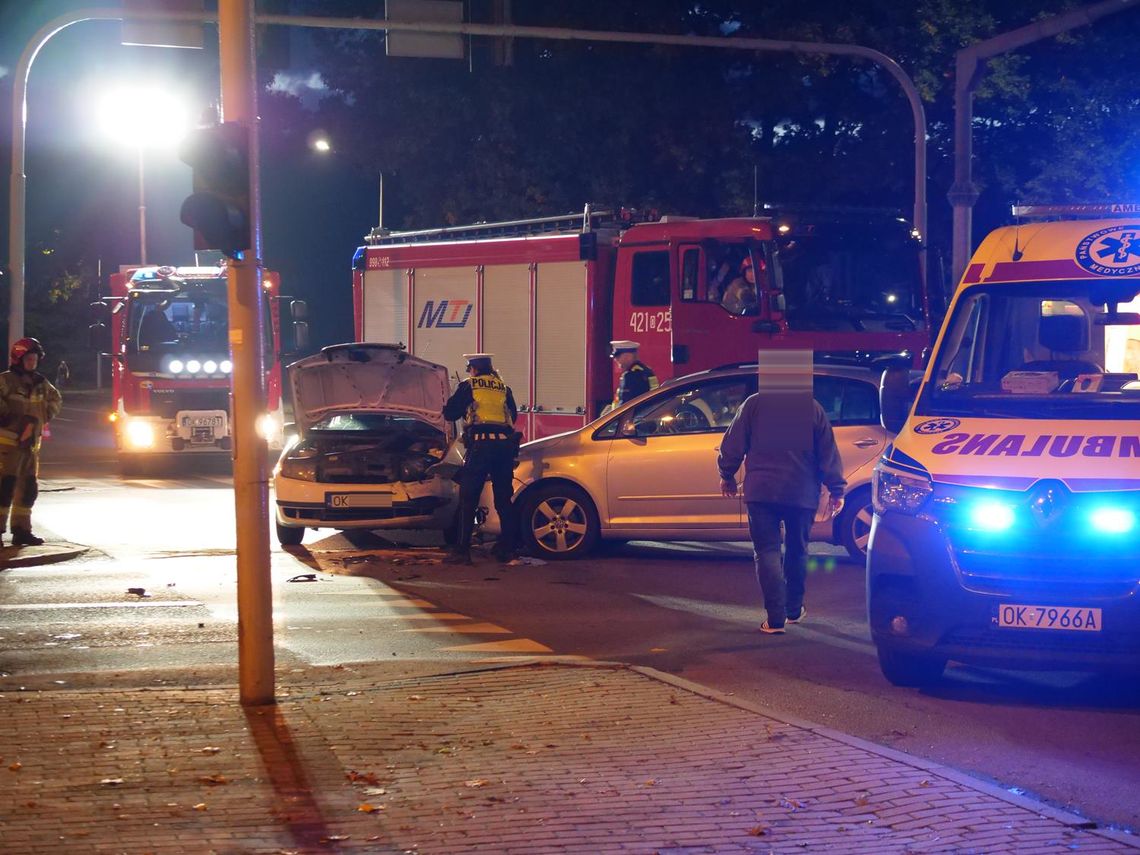 Kobieta trafiła do szpitala po zderzeniu dwóch samochodów