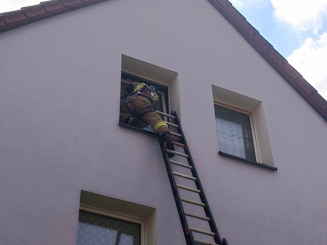 Kobieta wołała o pomoc. Sąsiedzi wezwali służby ratunkowe Kobieta wołała o pomoc. Sąsiedzi wezwali służby ratunkowe