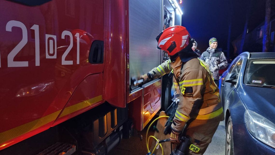 Kobieta wołała o pomoc. Wymagała pilnej pomocy medycznej Kobieta wołała o pomoc. Wymagała pilnej pomocy medycznej