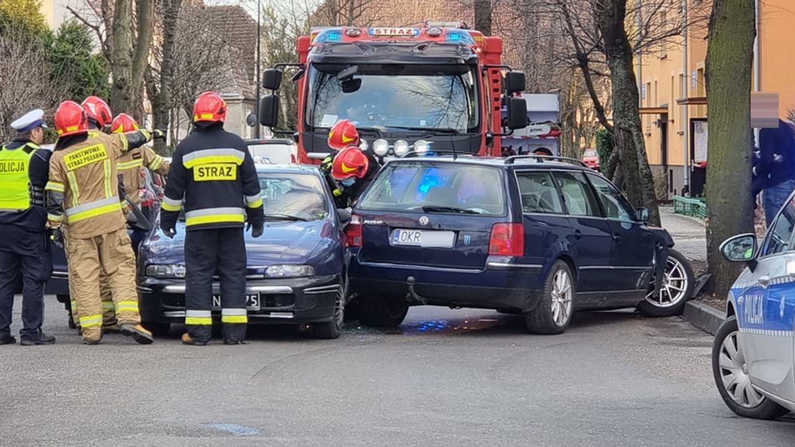 Kobieta zakleszczona w samochodzie. Interweniowały służby ratunkowe Kobieta zakleszczona w samochodzie. Interweniowały służby ratunkowe