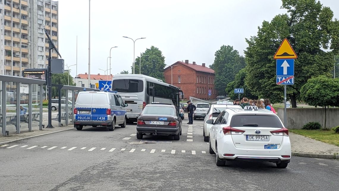 Kierowca chciał naprawić trytytkami poważną awarię w autobusie