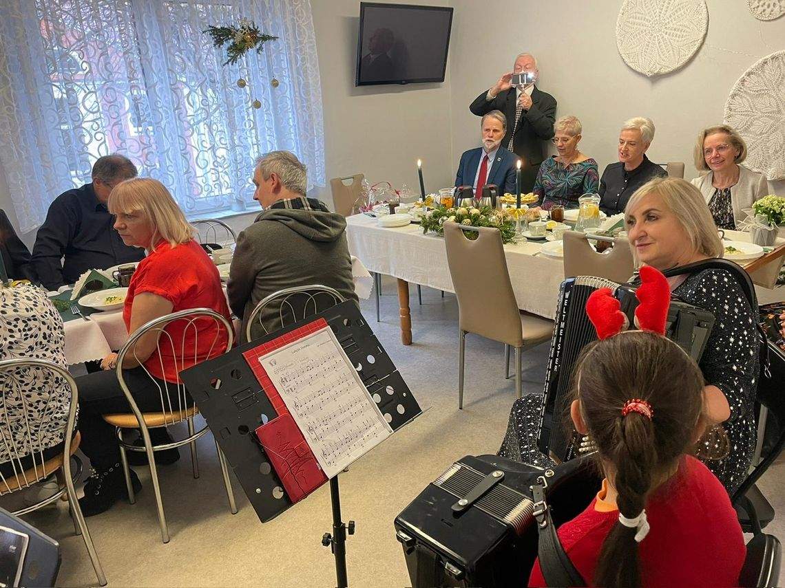 Kolędy rozbrzmiały w Domu Dziennego Pobytu „Pod Brzozą” Kolędy rozbrzmiały w Domu Dziennego Pobytu „Pod Brzozą”