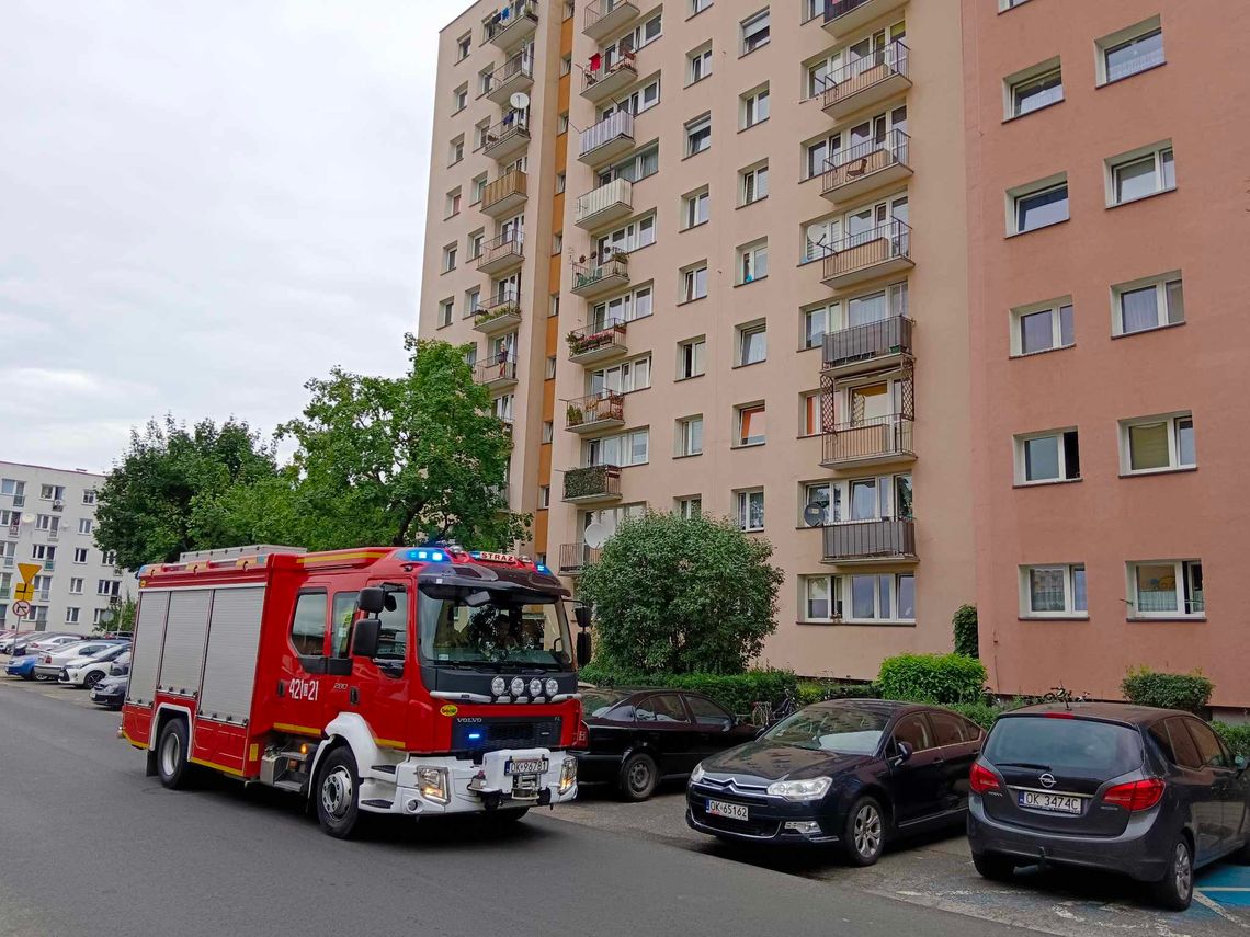 Kolejna interwencja straży pożarnej w tym bloku. Znowu zawyła czujka Kolejna interwencja straży pożarnej w tym bloku. Znowu zawyła czujka