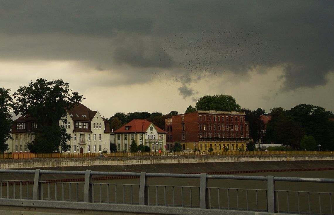 Kolejne ostrzeżenie przed silnymi opadami i burzami z gradem Kolejne ostrzeżenie przed silnymi opadami i burzami z gradem