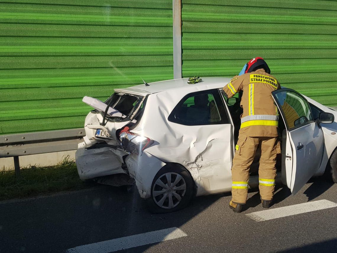 Kolejne zderzenie trzech samochodów na obwodnicy Kędzierzyna-Koźla. Na miejscu interweniowały wszystkie służby
