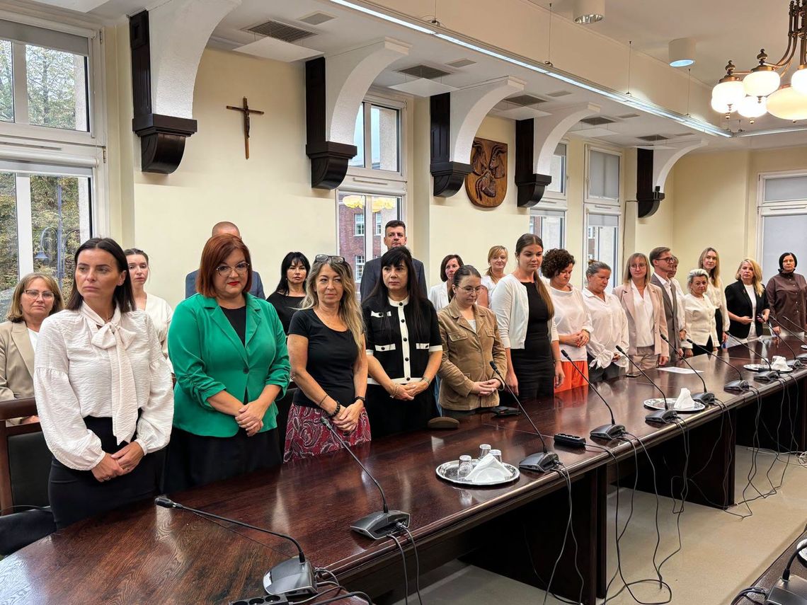 Kolejny krok w karierze 29 nauczycieli. Wszyscy odebrali akty mianowania. ZDJĘCIA Kolejny krok w karierze 29 nauczycieli. Wszyscy odebrali akty mianowania. ZDJĘCIA