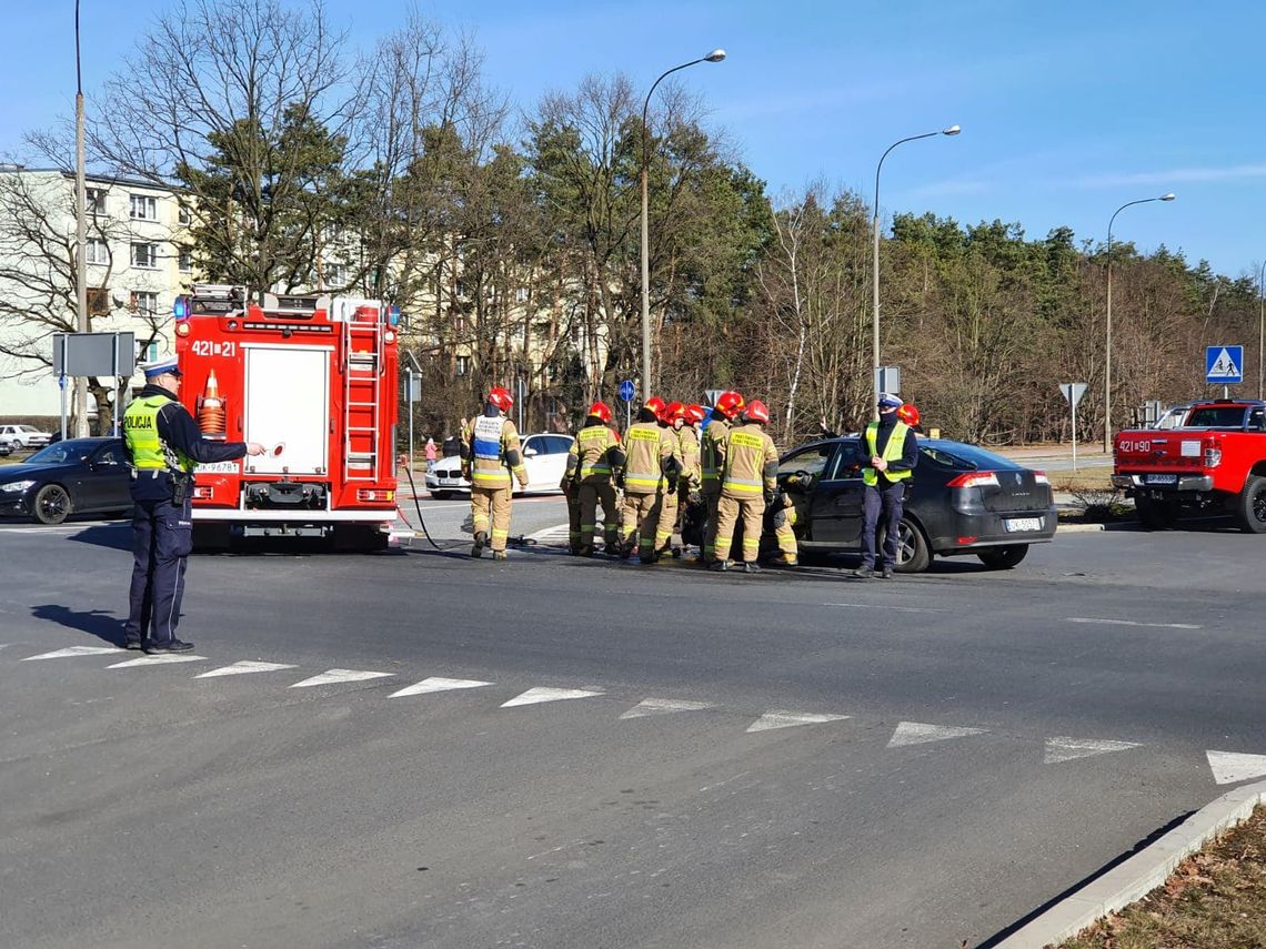 Kolizja dwóch osobówek na skrzyżowaniu przy komendzie policji Kolizja dwóch osobówek na skrzyżowaniu przy komendzie policji