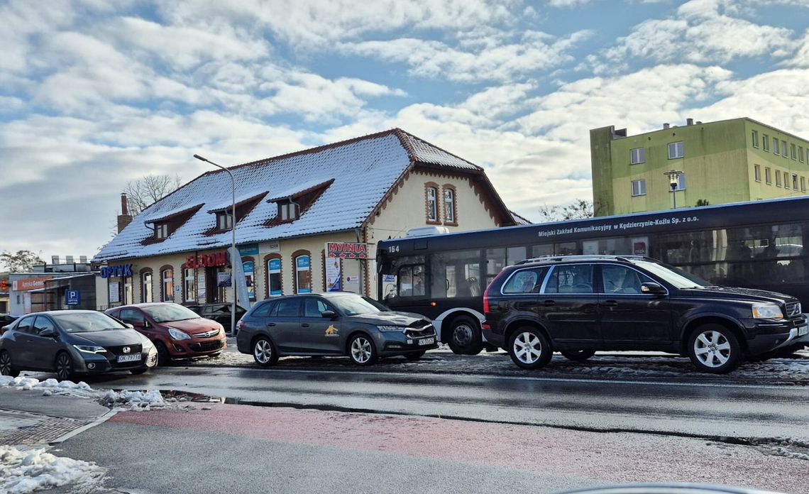 Kolizja trzech pojazdów na ul. Kozielskiej. Jedna osoba nie zachowała ostrożności Kolizja trzech pojazdów na ul. Kozielskiej. Jedna osoba nie zachowała ostrożności