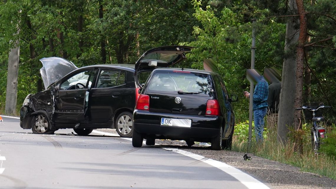 Kolizja z udziałem trzech samochodów osobowych