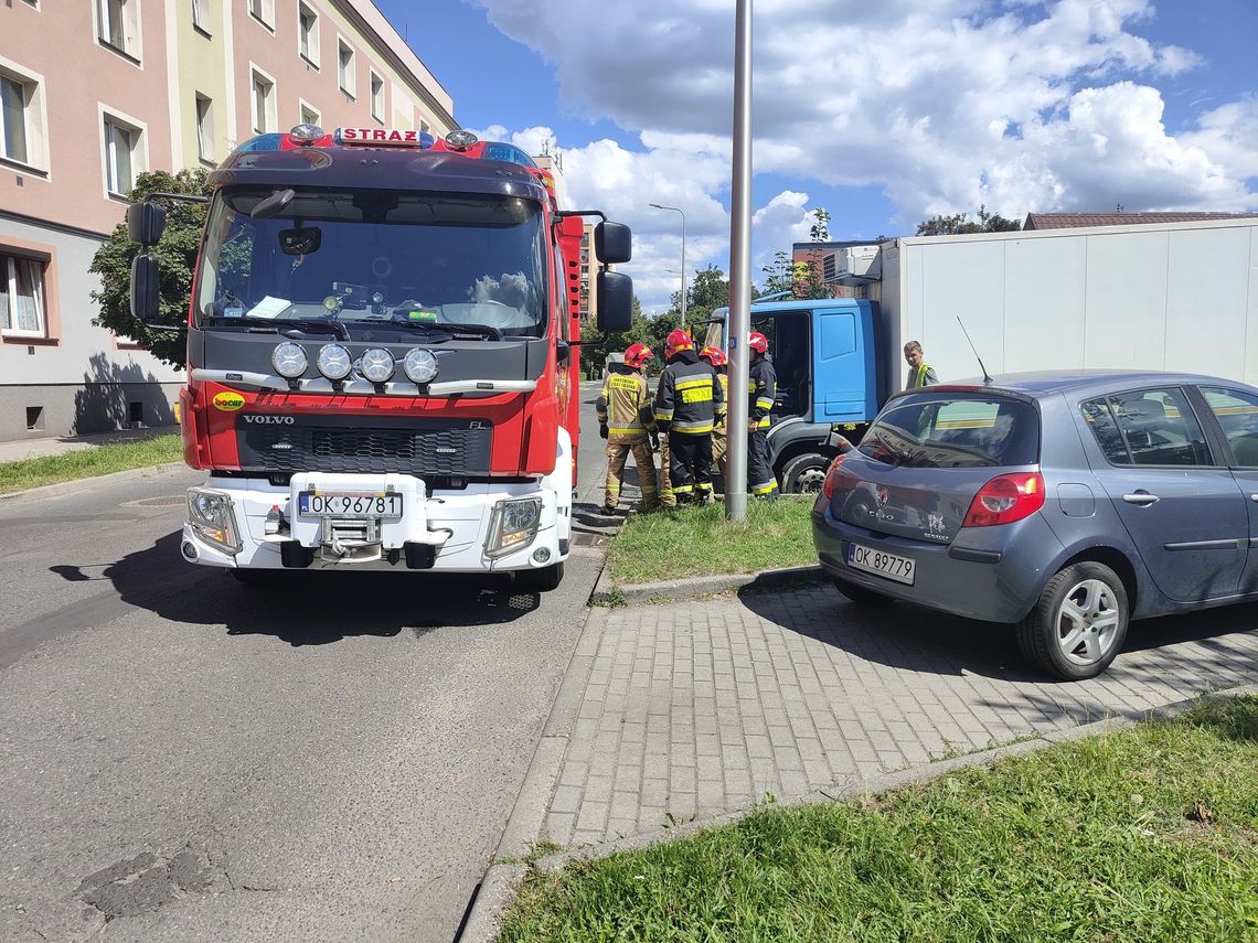 Koło ciężarówki utknęło w drogowej dziurze. Interweniowały służby Koło ciężarówki utknęło w drogowej dziurze. Interweniowały służby