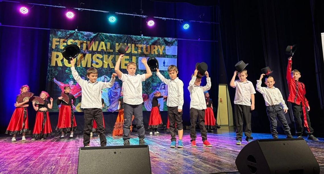 Kolorowy i radosny folklor romski w Domu Kultury "Chemik". ZDJĘCIA Kolorowy i radosny folklor romski w Domu Kultury "Chemik". ZDJĘCIA