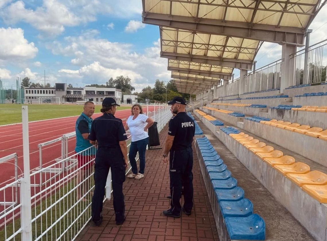Komendanci Policji odwiedzili stadion Kuźniczka. Rozmawiali o bezpieczeństwie podczas rozgrywek