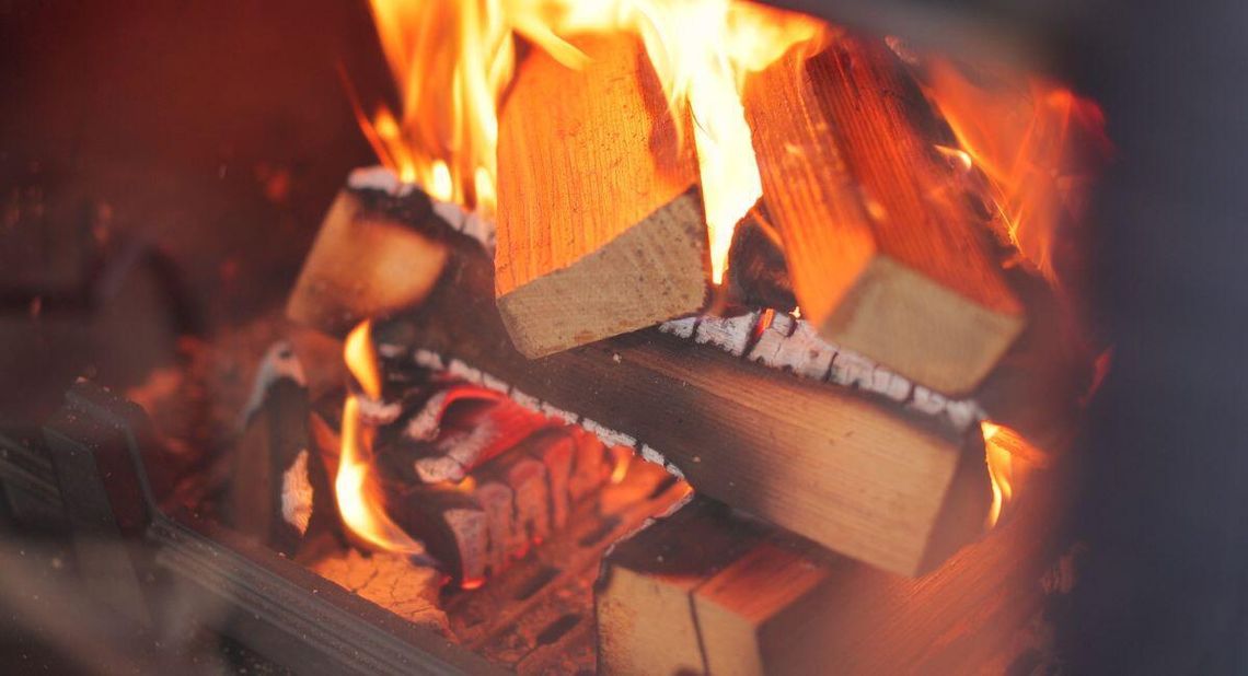 Kominek „wybuchł” podczas rozpalania. Poparzona kobieta trafiła do szpitala