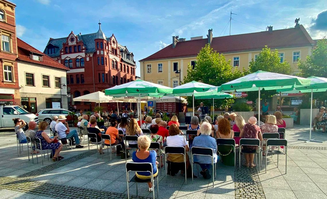 Koncert fortepianowy Szymona Drabińskiego na kozielskim rynku