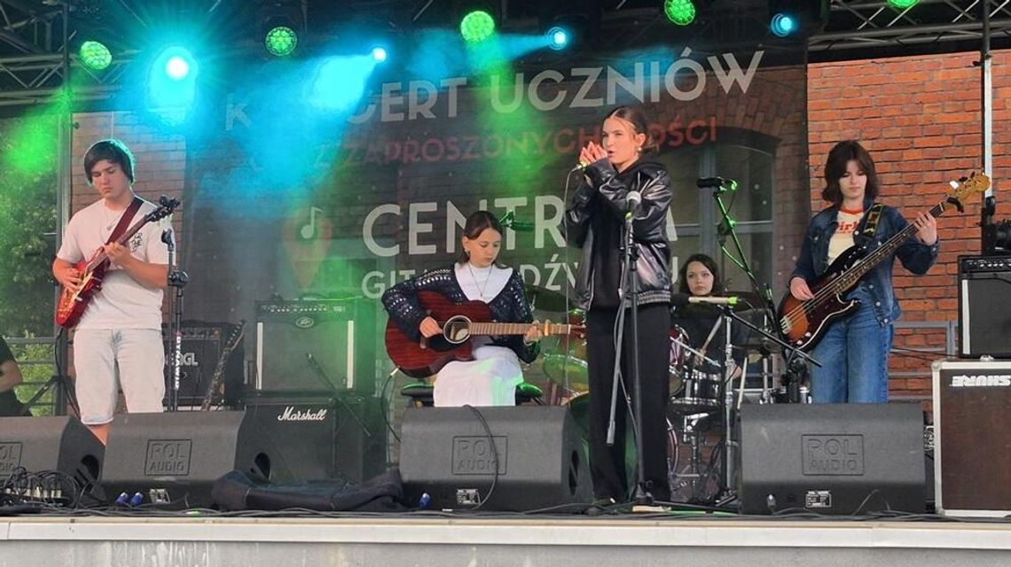 Koncert uczniów Centrum Gitary i Dźwięku w klubie Kameleon